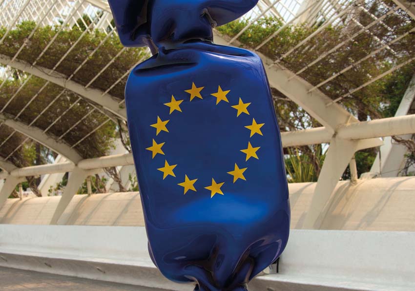 Escultura con la bandera de Europa